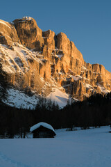 Magisches Alpenglühen - Almhütte vor der von der untergehenden Sonne beschienenen  Nordwest Wand...