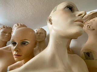 alte zerkratzte Schaufensterpuppen in einem Lager