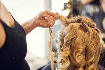 Blonde lockige Braut beim Friseur, getting ready