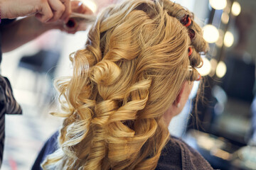 Blonde lockige Braut beim Friseur, getting ready
