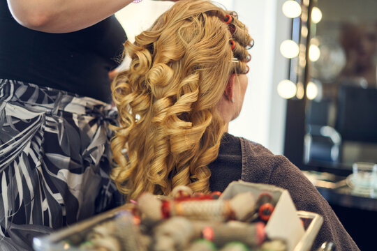 Blonde lockige Braut beim Friseur, getting ready