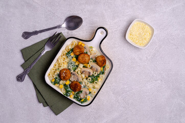 Pasta with vegetables and meatballs