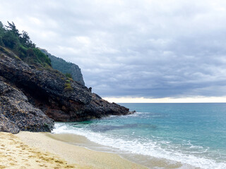 Obraz premium Seashore in Alanya, Turkey. Cleopatra beach. Calm sea and lowering cloudy sky. Many steps on the sand.