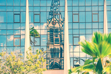 Spiegelung  St. Louis Cathedral, glasfassade, Fort de France, französische Karibikinsel Martinique