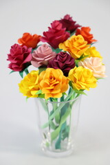 折り紙で作った手作りのバラの花