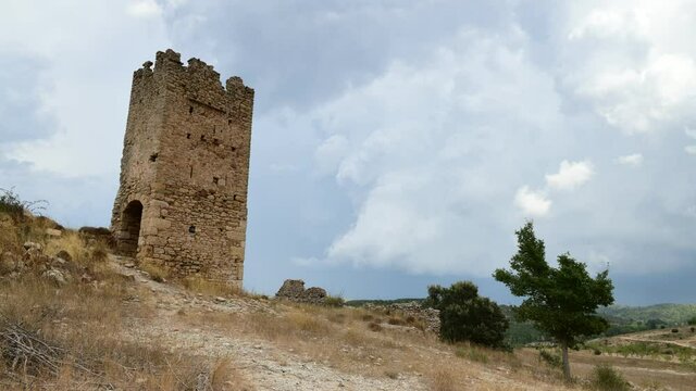 Time lapse de nubes de tormenta evolucionando junto a las ruinas del castillo de Pradas, cerca de la poblaci&oacute;n de San Agust&iacute;n, en la provincia de Teruel. Arag&oacute;n. Espa&ntilde;a. Europa