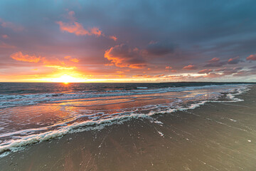 Sonnenuntergang an der niederländischen Nordsee in der province Zeeland