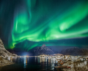 Fototapeta na wymiar Aurora Borealis over Reine in Lofoten, Norway