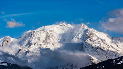 Obraz premium Ski slopes under the Mont Blanc chain seen from the French side