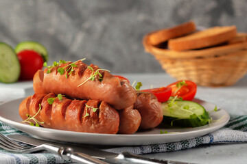 Grilled sausages with fresh vegetables on a platter