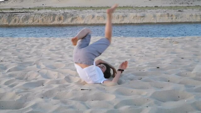 roulade dans le sable - enfant sur la plage