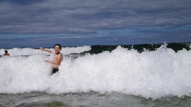 Baignade &agrave; l'oc&eacute;an - enfants jouant dans les vagues