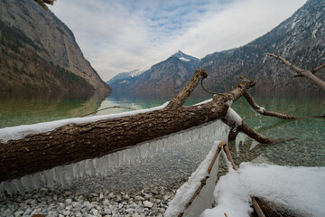 Fototapeta na wymiar Bergsee in den Alpen im Winter Schnee Winterwanderung