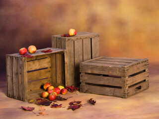 Herbstdeko mit Äpfeln und Apfelkisten - 410403917
