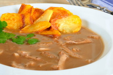 saure Kutteln mit Bratkartoffeln