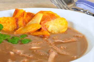 saure Kutteln mit Bratkartoffeln