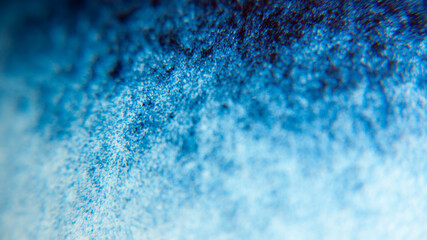 Textura de esmalte azul en cerámica artesanal