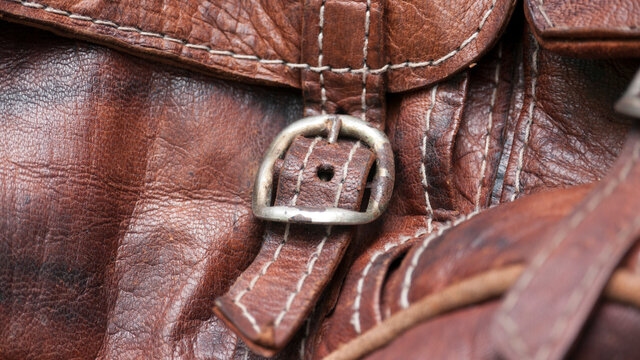 Mochila de cuero marr&oacute;n desgastado con hebilla oxidada