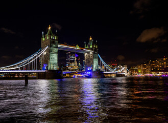 Fototapeta na wymiar tower bridge at night
