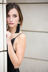 Bellissima ragazza con i capelli a caschetto e un abito nero corto con bretelle 