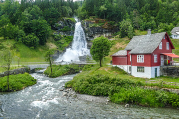 Fototapeta na wymiar Steinsdalsfoss Wasserfall Norwegen Bergen Hardangerfjord 