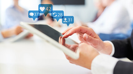 Business Frau nutzt Social Media im Büro