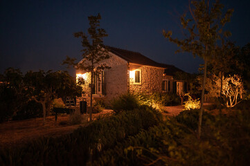 Mediterranes Steinhaus beleuchte bei Nacht