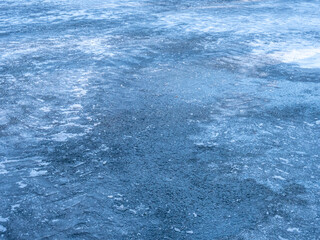 vereiste Fahrbahn im Winter auf einer Straße