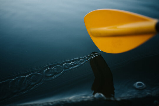 Gelbes Ruder im Wasser