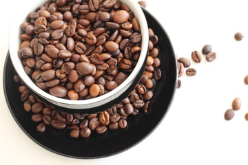 roasted coffee beans in black cup
