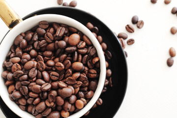 roasted coffee beans in black cup