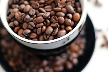 roasted coffee beans in black cup