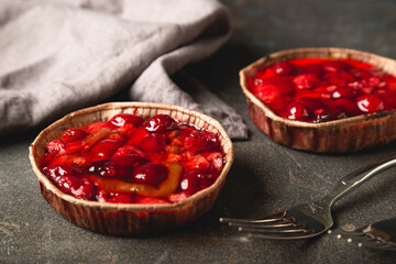 Small Cheesecake with Berry Jelly