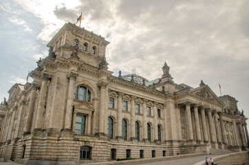 Fototapeta na wymiar Das Reichstagsgebäude am Platz der Republik in Berlin ist seit 1999 Sitz des Deutschen Bundestages. Seit 1994 tritt hier auch die Bundesversammlung zur Wahl des deutschen Bundespräsidenten zusammen