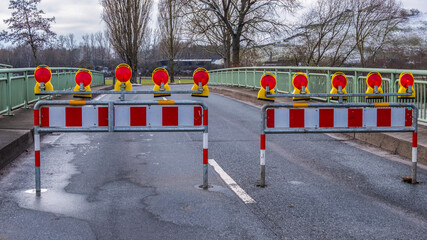 Straßensperrung wegen Hochwasser