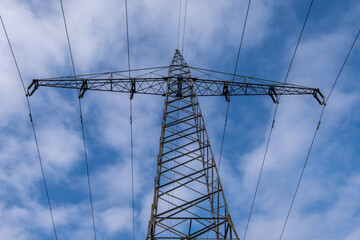 Strommasten zur Übertragung der Energie in Form von Strom über Land