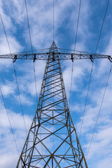 Strommasten zur Übertragung der Energie in Form von Strom über Land