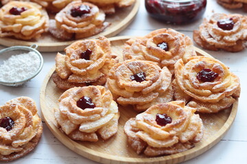 Róże karnawałowe z konfiturą i cukrem pudrem – tradycyjne polskie ciastka jedzone w czasie karnawału, tłustego czwartku i ostatków © Monika