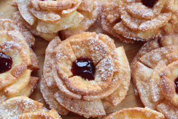 Róże karnawałowe z konfiturą i cukrem pudrem – tradycyjne polskie ciastka jedzone w czasie karnawału, tłustego czwartku i ostatków © Monika