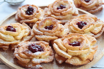 Róże karnawałowe z konfiturą i cukrem pudrem – tradycyjne polskie ciastka jedzone w czasie karnawału, tłustego czwartku i ostatków © Monika