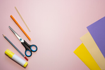 Naklejka premium Easter greeting card in egg shape. How to make children's paper craft. Step 1. Simple creative art project. Step by step instructions. Homemade easy paper applications. DIY concept. Copy space