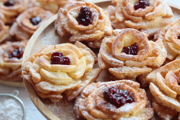 Róże karnawałowe z konfiturą i cukrem pudrem – tradycyjne polskie ciastka jedzone w czasie karnawału, tłustego czwartku i ostatków © Monika