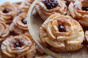 Róże karnawałowe z konfiturą i cukrem pudrem – tradycyjne polskie ciastka jedzone w czasie karnawału, tłustego czwartku i ostatków © Monika