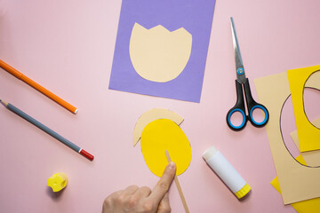 Naklejka premium Easter greeting card in egg shape. How to make children's paper craft. Step 8. Simple creative art project. Step by step instructions. Homemade easy paper applications. DIY concept.