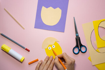 Naklejka premium Easter greeting card in egg shape. How to make children's paper craft. Step 7. Simple creative art project. Step by step instructions. Homemade easy paper applications. DIY concept.