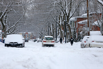 une personne marche dans une rue enneigée