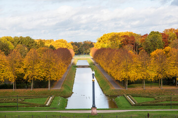 Blick über einen herbstlichen Wald und Kanal