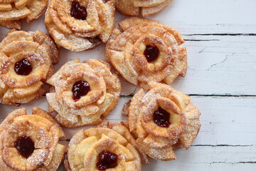 Róże karnawałowe z konfiturą i cukrem pudrem – tradycyjne polskie ciastka jedzone w czasie karnawału, tłustego czwartku i ostatków © Monika