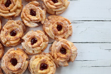 Róże karnawałowe z konfiturą i cukrem pudrem – tradycyjne polskie ciastka jedzone w czasie karnawału, tłustego czwartku i ostatków © Monika