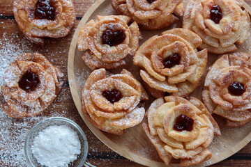 Róże karnawałowe z konfiturą i cukrem pudrem – tradycyjne polskie ciastka jedzone w czasie karnawału, tłustego czwartku i ostatków © Monika